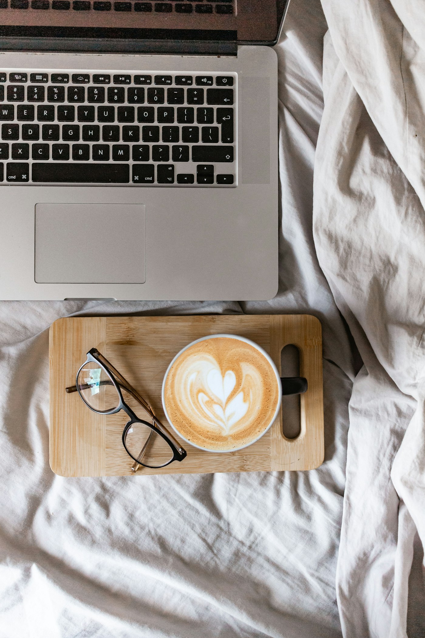 Notebook e café prontos para a sessão on-line
